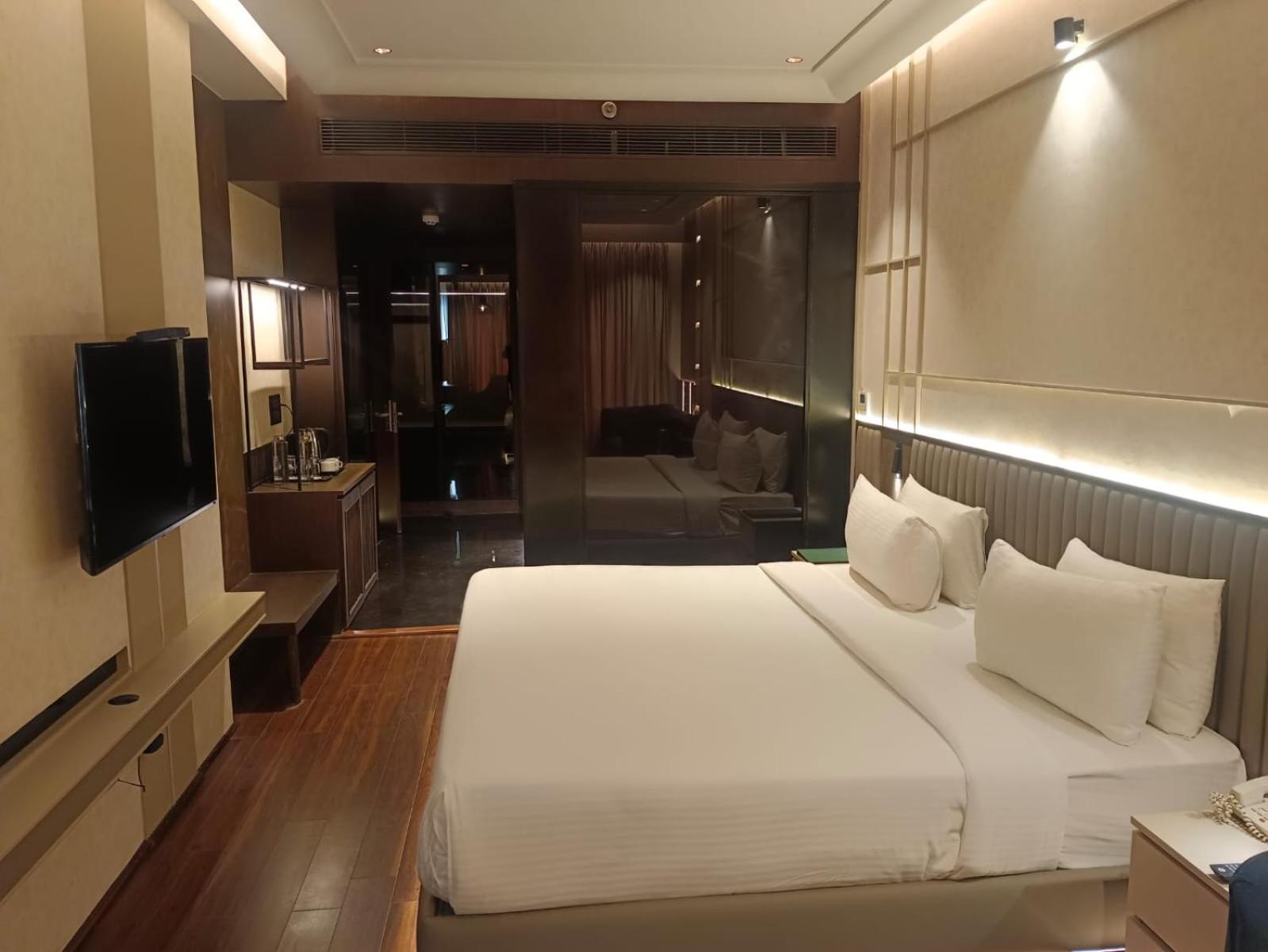 The Galgotias Hotel Gurugram غورغاون المظهر الخارجي الصورة
