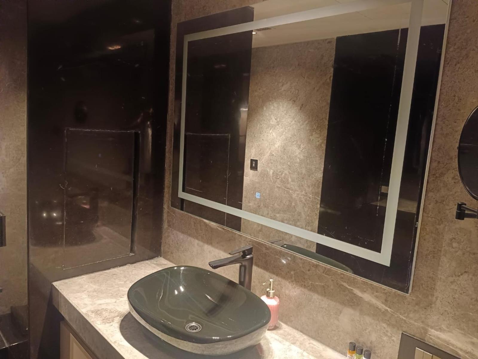 The Galgotias Hotel Gurugram غورغاون المظهر الخارجي الصورة